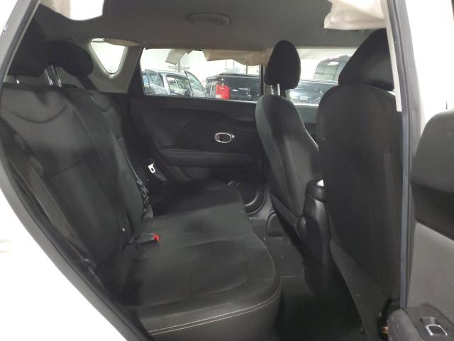 KNDJN2A29J7905170 - 2018 KIA SOUL WHITE photo 10