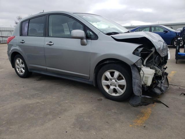 3N1BC13E97L397320 - 2007 NISSAN VERSA S GRAY photo 4