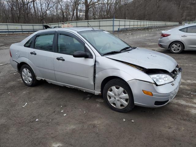 1FAFP34N35W158937 - 2005 FORD FOCUS ZX4 SILVER photo 4