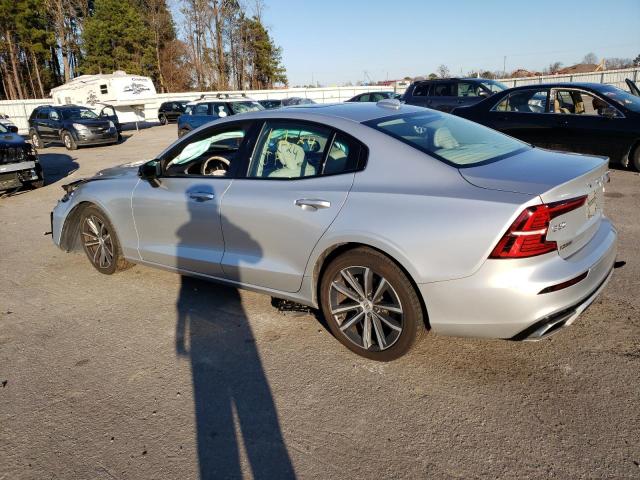 7JRL12TZ9NG176075 - 2022 VOLVO S60 B5 MOMENTUM SILVER photo 2