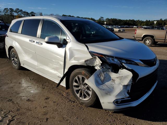 5TDYRKEC4MS017457 - 2021 TOYOTA SIENNA XLE WHITE photo 4