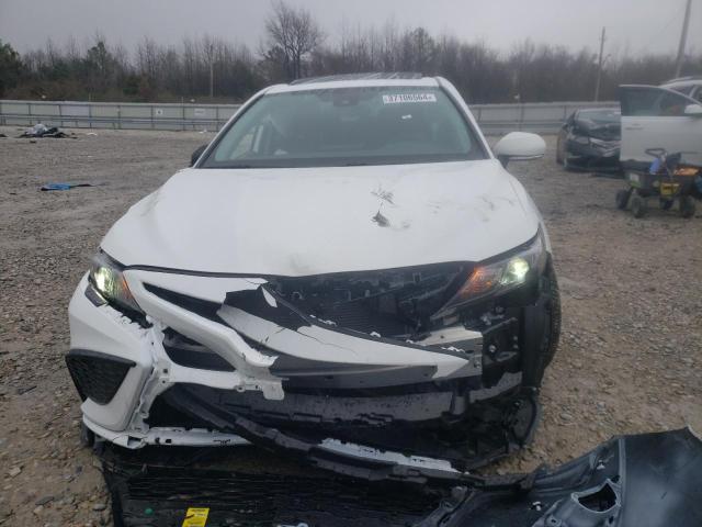 4T1S11AK6PU118841 - 2023 TOYOTA CAMRY SE NIGHT SHADE WHITE photo 5