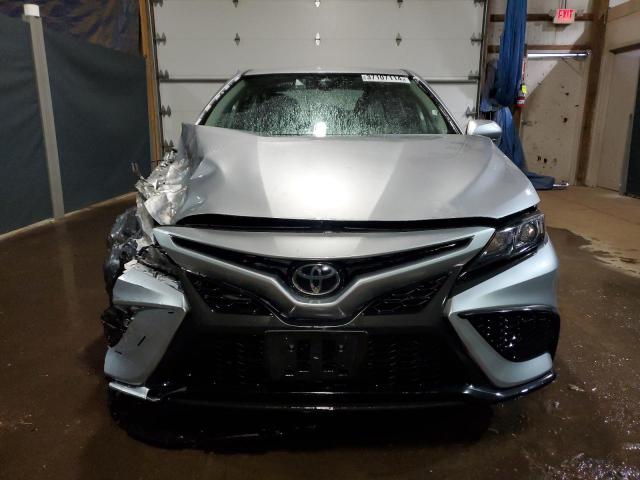 4T1G11AKXRU848910 - 2024 TOYOTA CAMRY SE NIGHT SHADE SILVER photo 5