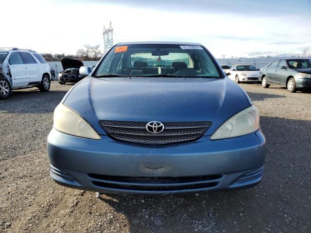 JTDBE32K740286543 - 2004 TOYOTA CAMRY LE BLUE photo 5