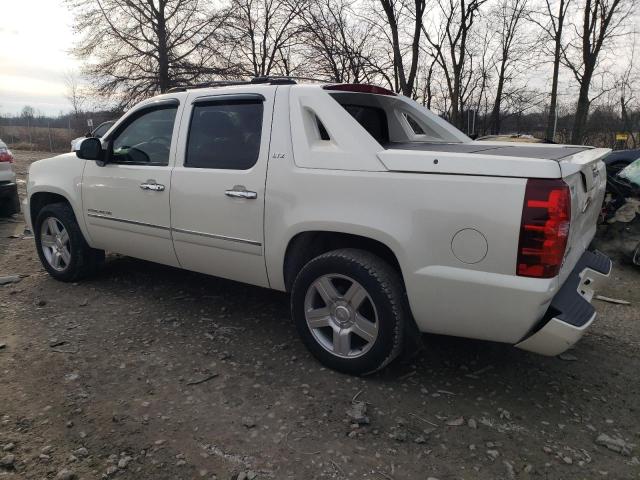 3GNTKGE76CG192618 - 2012 CHEVROLET AVALANCHE LTZ WHITE photo 2