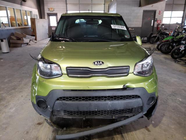 KNDJN2A20H7883473 - 2017 KIA SOUL GREEN photo 5