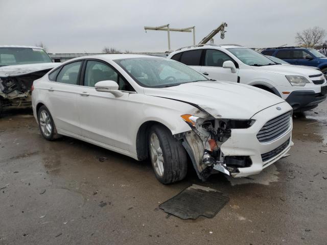 3FA6P0H75GR131450 - 2016 FORD FUSION SE WHITE photo 4