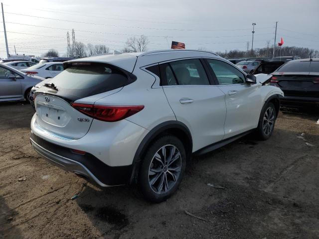 SJKCH5CR4JA042869 - 2018 INFINITI QX30 PURE BASE WHITE photo 3