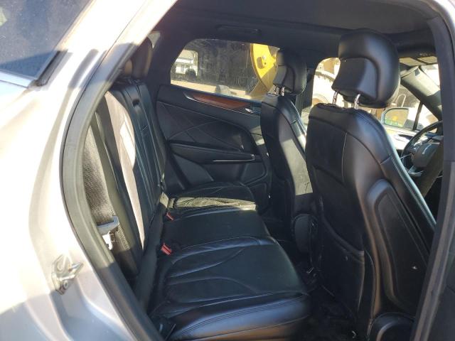 5LMCJ3C93HUL16379 - 2017 LINCOLN MKC RESERVE SILVER photo 11