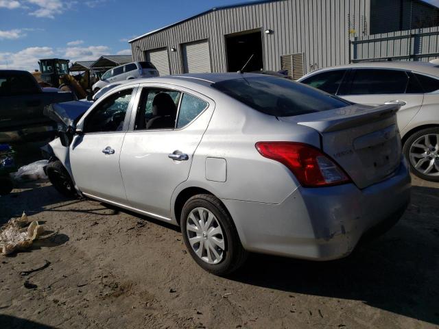 3N1CN7AP4JL885054 - 2018 NISSAN VERSA S SILVER photo 2