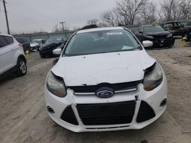 1FAHP3N29CL119670 - 2012 FORD FOCUS TITANIUM WHITE photo 5