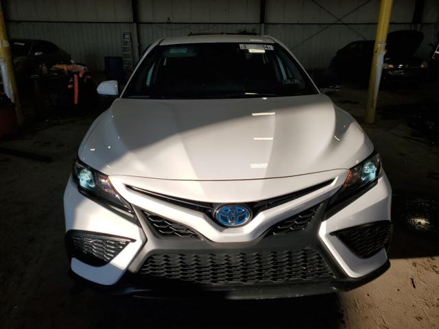 4T1G31AK3PU619640 - 2023 TOYOTA CAMRY SE NIGHT SHADE WHITE photo 5