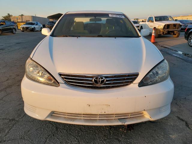 4T1BE32K05U637766 - 2005 TOYOTA CAMRY LE WHITE photo 5