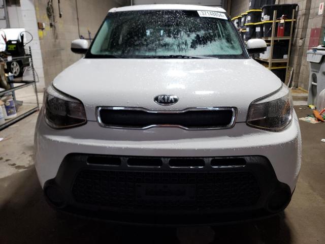 KNDJN2A28F7182418 - 2015 KIA SOUL WHITE photo 5