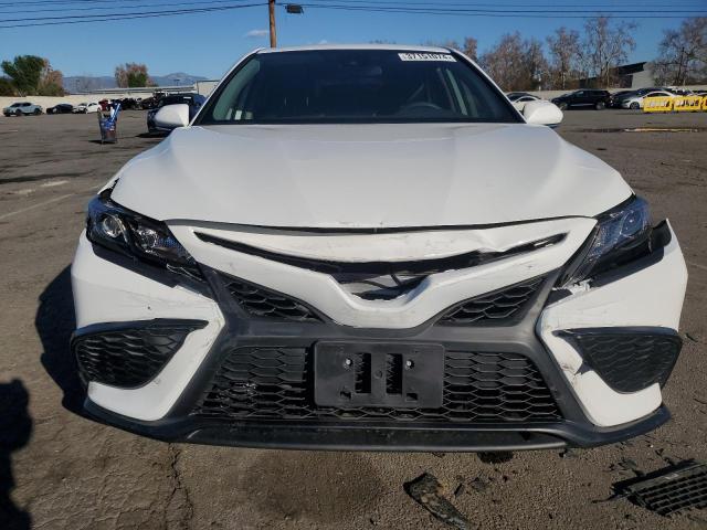 4T1G11AK7RU845575 - 2024 TOYOTA CAMRY SE NIGHT SHADE WHITE photo 5