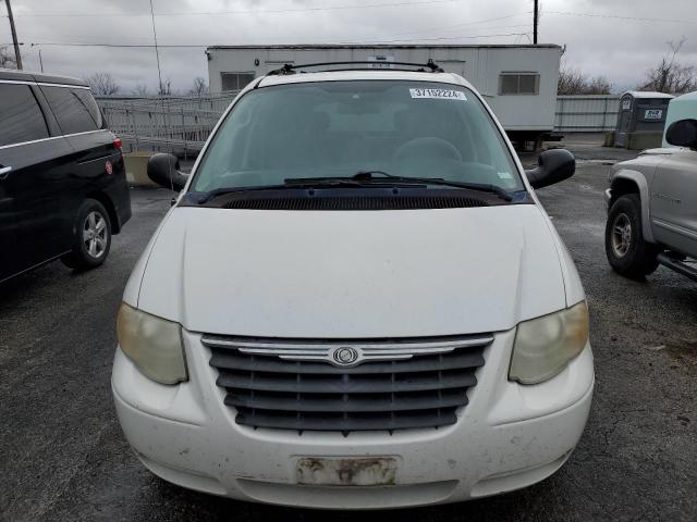 2A4GP54L06R650595 - 2006 CHRYSLER TOWN & COU TOURING WHITE photo 5