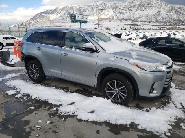 5TDJZRFH2HS446915 - 2017 TOYOTA HIGHLANDER SE SILVER photo 4