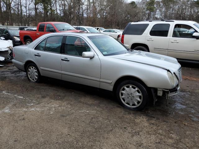 WDBJF65F9WA614386 - 1998 MERCEDES-BENZ E 320 SILVER photo 4