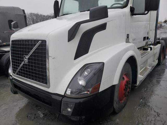 4V4NC9EHXEN176021 - 2014 VOLVO VN VNL WHITE photo 7