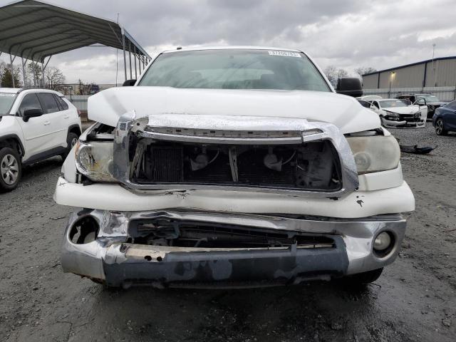 5TFEY5F14AX080679 - 2010 TOYOTA TUNDRA CREWMAX SR5 WHITE photo 5