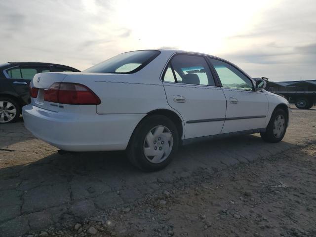 1HGCG1648YA057689 - 2000 HONDA ACCORD LX WHITE photo 3