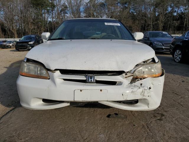 1HGCG1648YA057689 - 2000 HONDA ACCORD LX WHITE photo 5