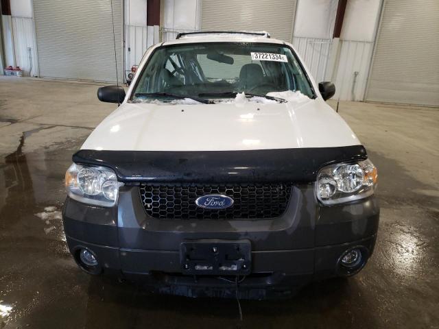 1FMCU03106KD24709 - 2006 FORD ESCAPE XLT WHITE photo 5