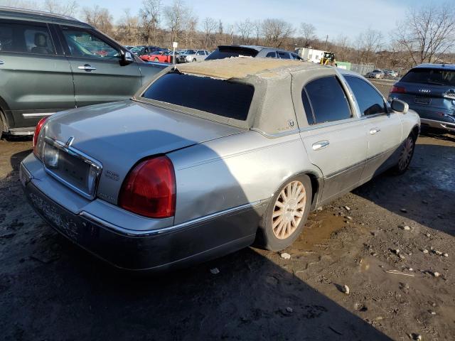 1LNHM82W33Y681442 - 2003 LINCOLN TOWN CAR SIGNATURE SILVER photo 3