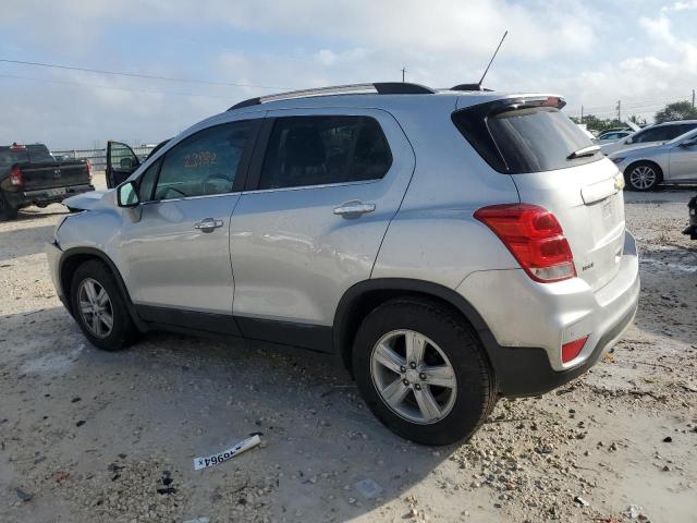 3GNCJLSB8LL171975 - 2020 CHEVROLET TRAX 1LT SILVER photo 2