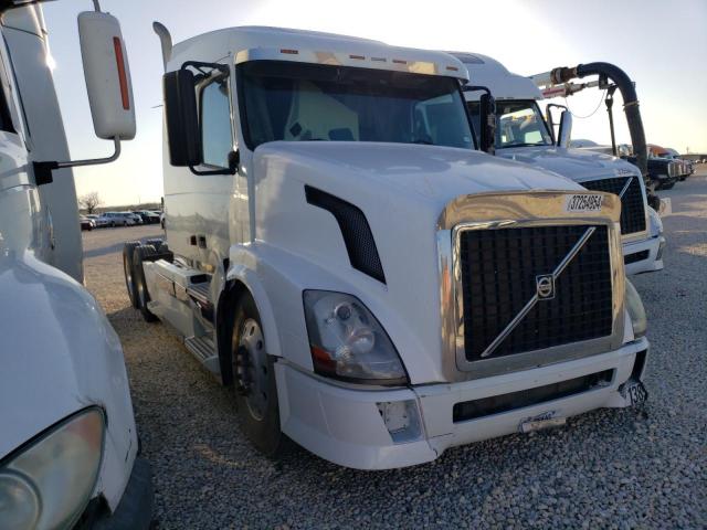 4V4NC9GH06N413601 - 2006 VOLVO VN VNL WHITE photo 1