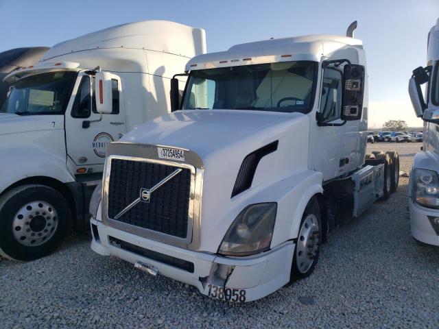 4V4NC9GH06N413601 - 2006 VOLVO VN VNL WHITE photo 2