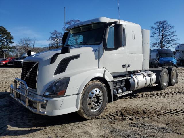 4V4NC9EH2CN561859 - 2012 VOLVO VN VNL WHITE photo 2