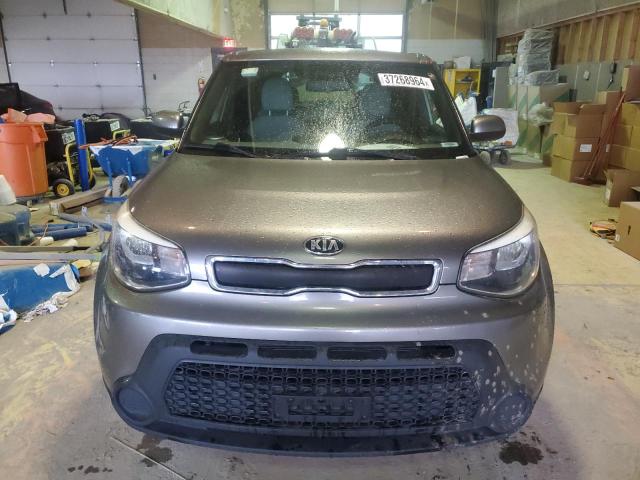 KNDJN2A21F7223794 - 2015 KIA SOUL GRAY photo 5