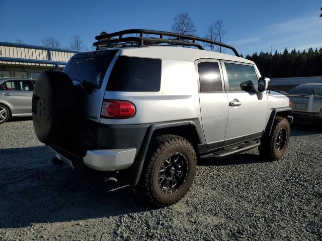 JTEBU11F070100353 - 2007 TOYOTA FJ CRUISER SILVER photo 3