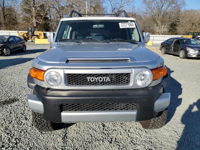 JTEBU11F070100353 - 2007 TOYOTA FJ CRUISER SILVER photo 5