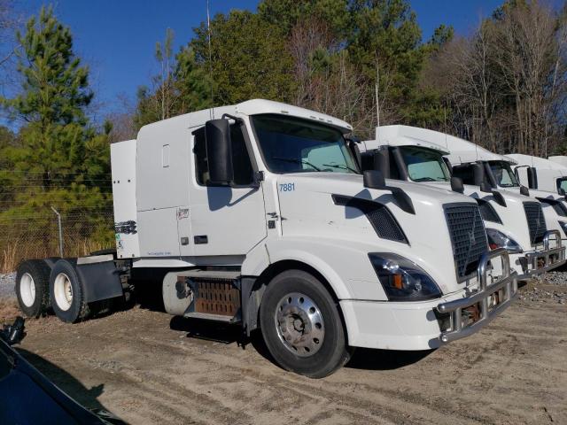 4V4NC9EH9CN561860 - 2012 VOLVO VN VNL WHITE photo 1