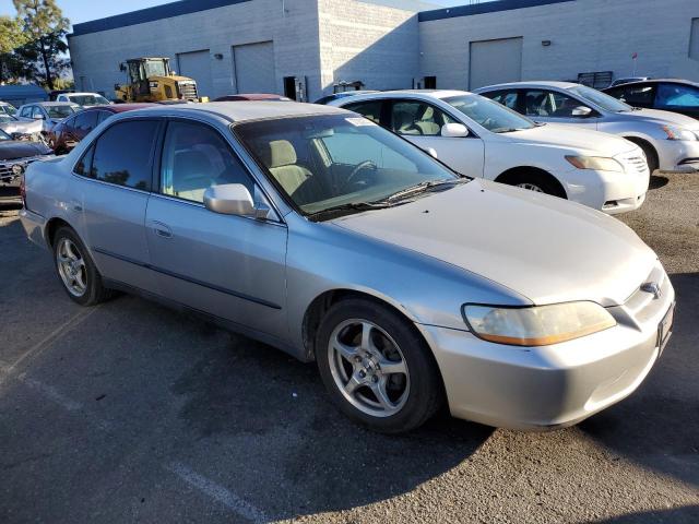 1HGCG1646XA032921 - 1999 HONDA ACCORD LX SILVER photo 4