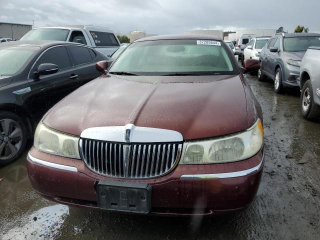 1LNHM83W52Y609624 - 2002 LINCOLN TOWN CARTIER RED photo 5
