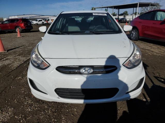 KMHCT4AEXGU070349 - 2016 HYUNDAI ACCENT SE WHITE photo 5