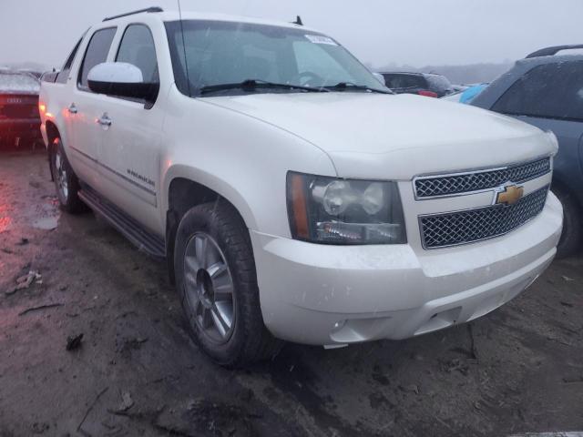 3GNVKGE02AG268182 - 2010 CHEVROLET AVALANCHE LTZ WHITE photo 4