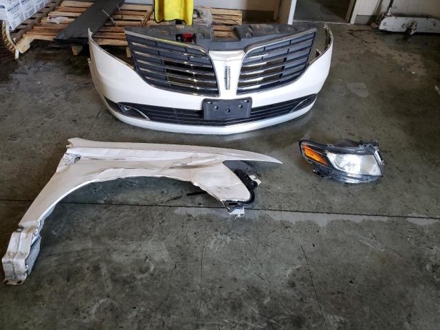 2LMHJ5AT6JBL00082 - 2018 LINCOLN MKT WHITE photo 13