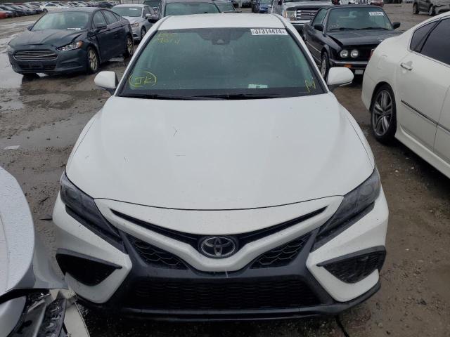 4T1G11AK8PU794956 - 2023 TOYOTA CAMRY SE NIGHT SHADE WHITE photo 5