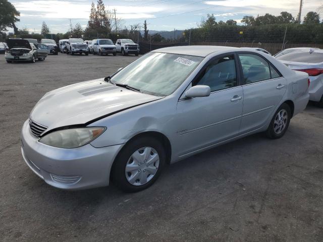 4T1BE32K25U521050 - 2005 TOYOTA CAMRY LE SILVER photo 1