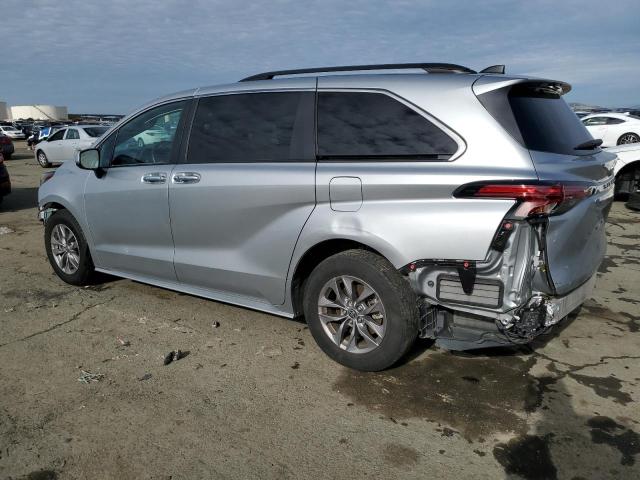 5TDJRKEC9NS076863 - 2022 TOYOTA SIENNA XLE SILVER photo 2