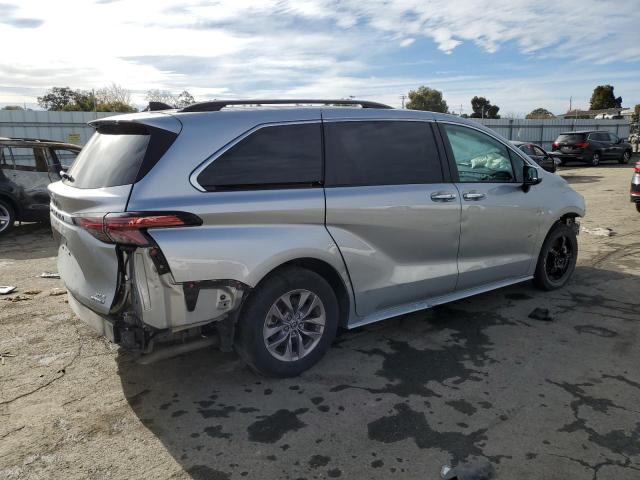 5TDJRKEC9NS076863 - 2022 TOYOTA SIENNA XLE SILVER photo 3