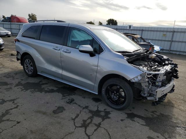 5TDJRKEC9NS076863 - 2022 TOYOTA SIENNA XLE SILVER photo 4