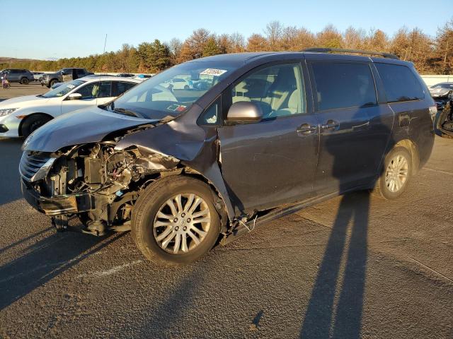 2011 TOYOTA SIENNA LE, 