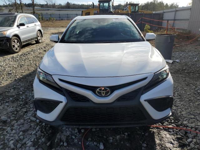 4T1T11AK5MU531723 - 2021 TOYOTA CAMRY SE WHITE photo 5