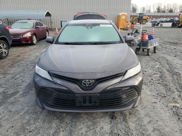 4T1B11HK4JU090504 - 2018 TOYOTA CAMRY L GRAY photo 5