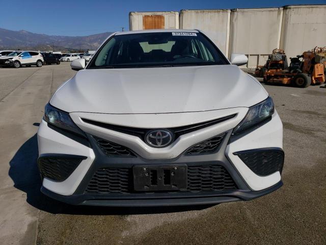 4T1G11AK1MU529288 - 2021 TOYOTA CAMRY SE WHITE photo 5